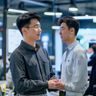 周明，横母恋产品与技术负责人，正在展示平台界面的年轻男性工程师形象，背景为整洁的技术工作环境