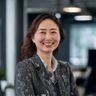陈薇，横母恋创始人兼CEO，专注情感服务领域多年，拥有心理学研究背景，正在办公室中微笑接受采访的职业女性形象
